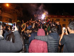 Fenerbahçeli taraftarlardan coşkulu kutlama