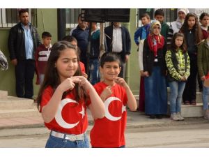 İstiklal Marşı’na işaret diliyle eşlik ettiler