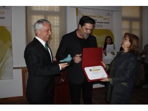 Beyazıt Öztürk, Anadolu Üniversitesi’ndeki ödül törenine katıldı