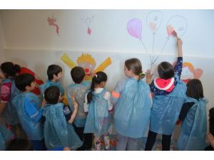 Ihlamurkent Halk Merkezinin duvarına çocuklardan sevgi ağacı