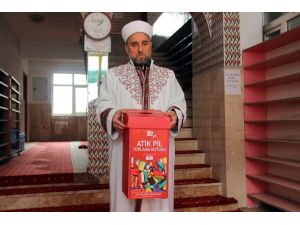 Çevreci imam cemaatine çevre temizliğini aşılıyor