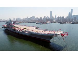 Çin, yerli yapım uçak gemisini suya indirdi