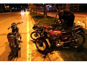 Çalıntı motosikletle 2 motosiklet çalan hırsızlar polisi görünce motosikletleri bırakıp kaçtı