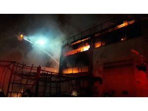 Sancaktepe’de çıkan yangında fabrika alev alev  yandı