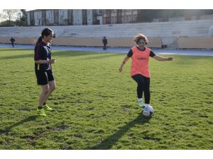 İranlı kadın hemşire, futbol yeteneğiyle göz dolduruyor