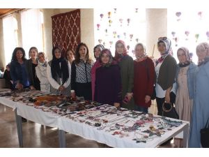 Uçhisar Kadın Kültür ve Eğitim Merkezi’nde, deri ve aksesuar sergisi açıldı