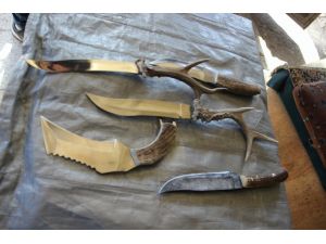 Geyik ve karaca boynuzlarından bıçak yapıyor