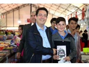 Başkan Yazgı, kitap fuarında gençlerle buluştu