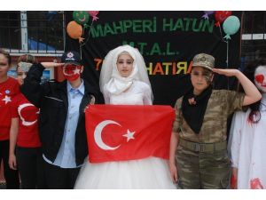 Lise öğrencileri ilginç kostüm ve saç modelleri ile defileye çıktı