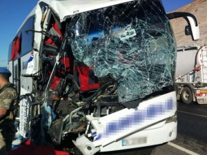 Elazığ'da trafik kazası: 2 ölü, 30 yaralı
