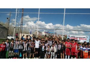 Ağrı’da turnuvanın şampiyonu Beşiktaş futbol okulu