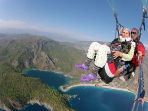 87 yaşında paraşütle atlayan Halime nine fenomen oldu