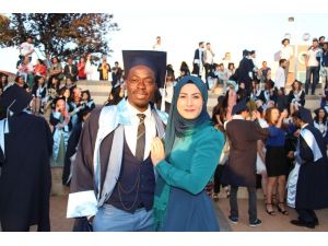 Afrikalı Mohammed hem diplomasına hem de sevdiğine kavuştu