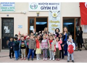 Miniklerden Bozüyük Belediyesi Giyim Evi’ni kıyafet bağışı