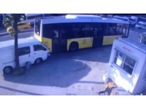 Beyoğlu’nda kontrolden çıkan araç İETT otobüsüne böyle çarptı
