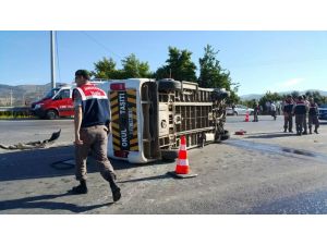 İzmir’de öğrenci servisi devrildi: 11 yaralı