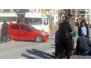 Okul servisi otomobile çarptı:  1 yaralı