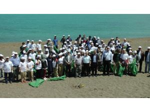 Karadeniz sahillerini onlarca öğrenci temizledi