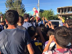 Başkan Gülenç, mahallede çocuklara oyuncak dağıttı