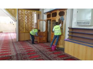 Silvan’daki camilerde Ramazan temizliği