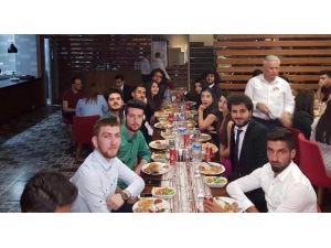 Eczacı öğrenciler yılsonu partisinde eğlendi