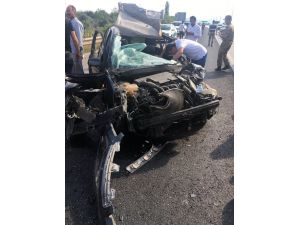 Direksiyon hakimiyetini kaybeden şoför Tıra çarptı: 1’i ağır 2 yaralı