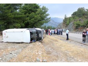 Antalya’da otel servis minibüsü devrildi:5 kişi yaralandı