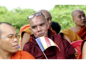 Budist gruplar yasağa rağmen Mynmar’da toplandı