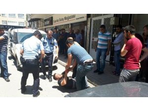 Polise bıçaklı saldırı: 2 yaralı