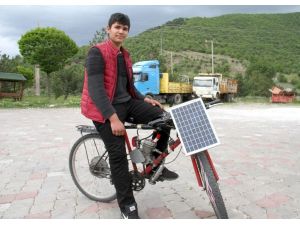 Liseli gençten motorlu, güneş panelli bisiklet
