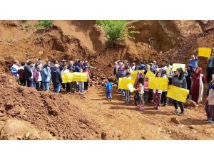 Vatandaşlar maden ocağı önünde eylem yaptı