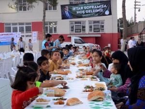 Mahallelerde iftar sofrası geleneğine devam ediliyor