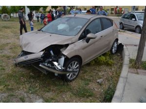 Aliağa’da iki otomobil çarpıştı: 1 yaralı