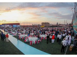 Gaziosmanpaşa’da mezuniyet sevinci yaşayan 3 bin 500 liseli birlikte iftar yaptı