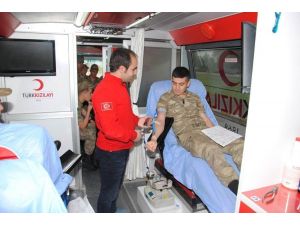 42 Jandarma personelinden Kızılay’a kan bağışı
