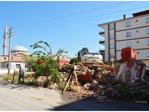 Aksaray Belediyesi metruk binaları yıkımını sürdürüyor