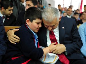 Başbakan Yıldırım öğrencilere karnelerini dağıttı