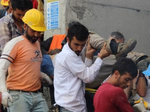 İnşaatta üzerine demir düşen işçi yaralandı