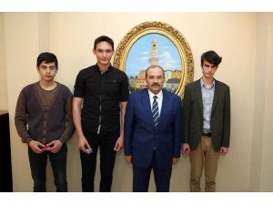 Vali İsmail Ustaoğlu, YGS’de derece yapan öğrencileri ödüllendirdi