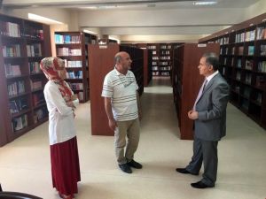 Vali Tapsız, Türkoloji Merkezi Türkçe Kütüphanesini gezdi