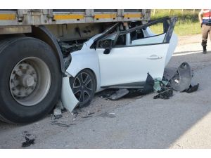 Otomobil tırın altına girdi: 1 ölü, 1 yaralı