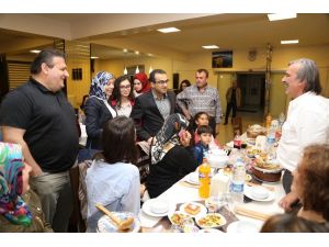 Sağlık çalışanları ve öğretmenler düzenlenen iftar yemeklerinde bir araya geldi