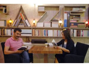 Bu kafede kitap okuyana çay, kahve bedava