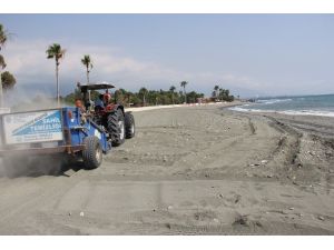 Dörtyol’da sahilde taş temizleme çalışması yapıldı