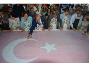 15 Temmuz şehitleri anısına “Ebru” ile dev Türk bayrağı