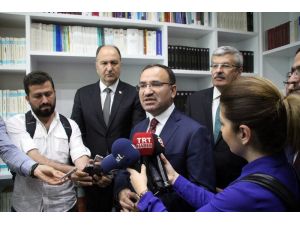 Adalet Bakanı Bekir Bozdağ, “Benim söylediğim laflarla Kılıçdaroğlu’nun söylediği lafları yan yana koyun yüzünüz kızarmadan Kılıçdaroğlu’nun dediklerini okuyabiliyorsanız aşk olsun size”