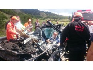 Otomobil tıra arkadan çarptı: 1 ölü 2 yaralı
