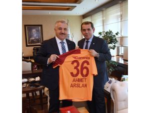 Bakan Arslan, Galatasaray Spor Kulübü Başkanı Özbek’i makamında ağırladı