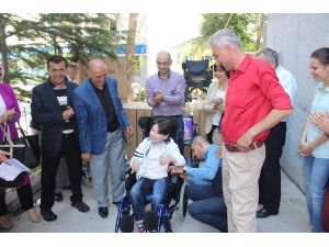 Engellilere tekerlekli sandalye yardımı