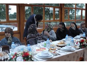 Süloğlu Sosyal Yardımlaşma ve Dayanışma Vakfı’dan yaşlılara iftar